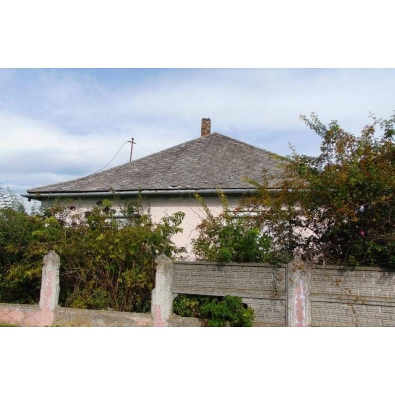 3579 Kesznyéten, Lenin utca 10.