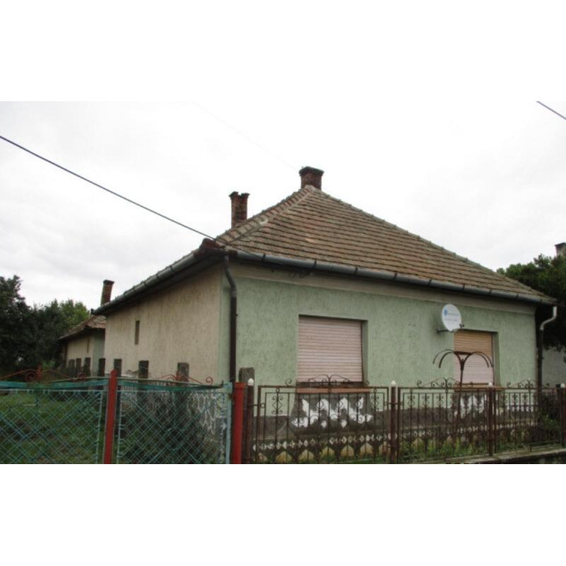 3924 Taktakenéz, Temető utca 15.