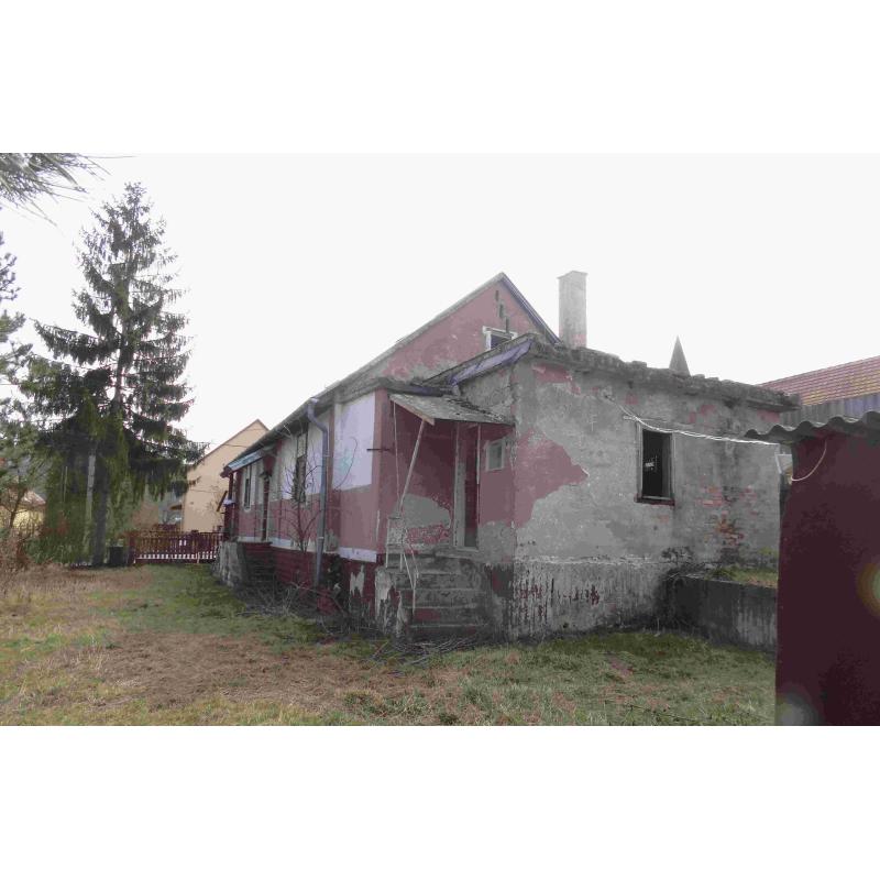 7300 Komló, Kisbattyán utca 9