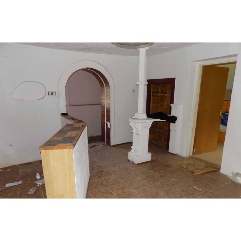 7300 Komló, Kisbattyán utca 9