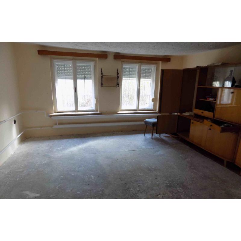 7300 Komló, Kisbattyán utca 9